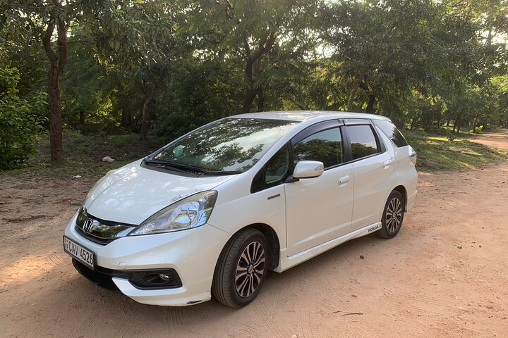 Colombo Airport to Any Hotels in Colombo by Private Car - Photo 1 of 3